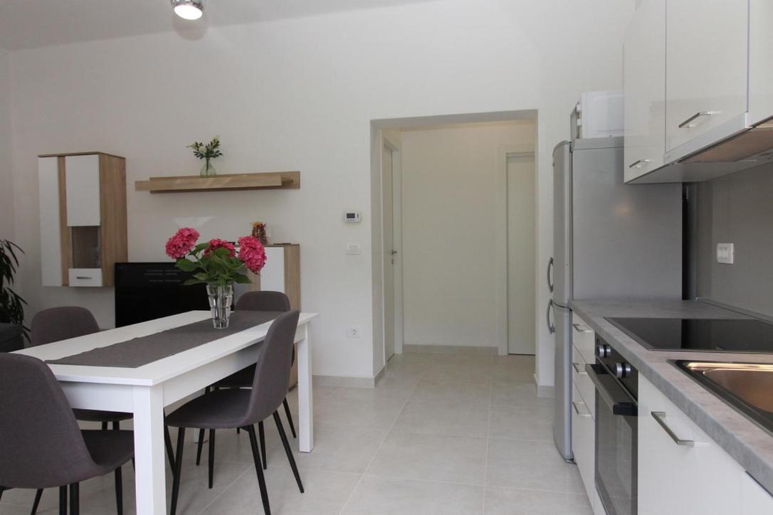 L Apartment Raša Exteriör bild